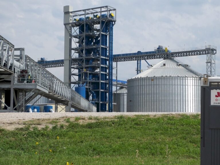 Bunge Grain Bins and Barge Loader 768x576